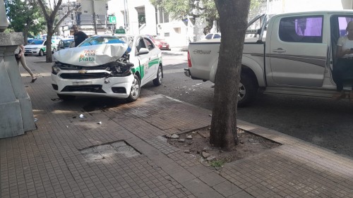 Un taxi chocó contra una columna y su pasajera resultó herida en La Plata