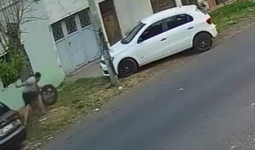 Se repiten los robos de ruedas en La Plata: así roban los neumáticos