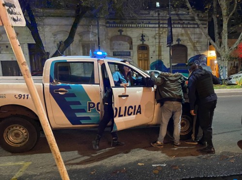 Dos sujetos provocaron disturbios, amenazaron a la policía con una botella cortada y terminaron detenidos en La Plata