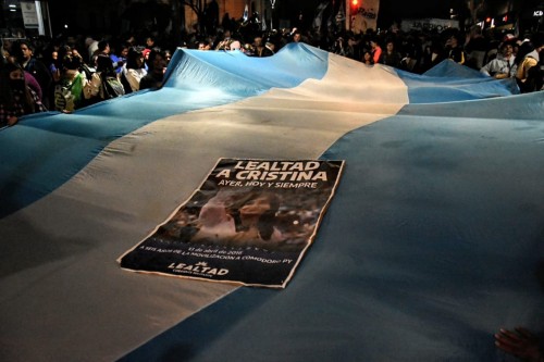 Cientos de militantes platenses se movilizaron en defensa de Cristina Kirchner