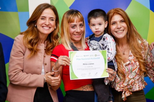 Tolosa Paz acompañó la entrega de vouchers del programa AccionAR: "Brinda soluciones a familias que necesitan al Estado"