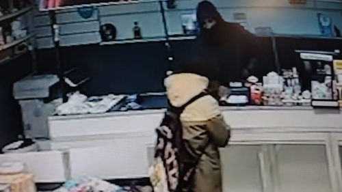 En pleno robo, ladrones se hicieron pasar por empleados y atendieron a una clienta