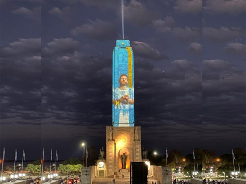El Monumento a la Bandera se iluminó con imágenes de aliento a la Selección