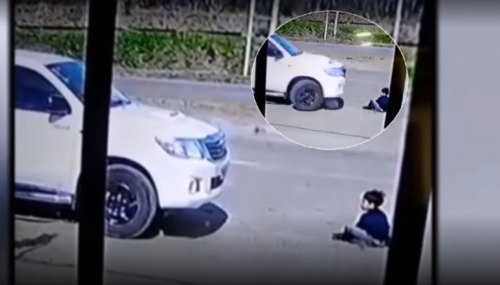 Escalofriante: un nene se sentó delante de una camioneta, el conductor no lo vio y le pasó por encima