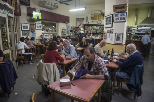 "Menú locutado" y "menú en pictogramas": lo que se puede venir como obligatorio en los restaurantes de La Plata