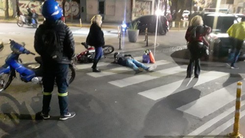 Brutal accidente en diagonal 73 y 17: el motociclista inmovilizado debió ser trasladado al hospital