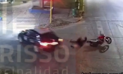 Un motociclista terminó en el aire tras pasar a toda velocidad un semáforo en rojo en Berisso