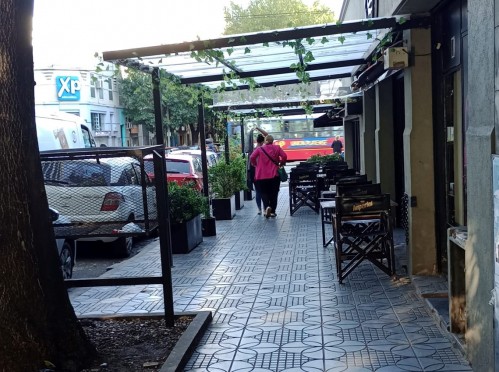 Quejas por un bar que se "ocupa toda la vereda" a metros de Plaza Italia