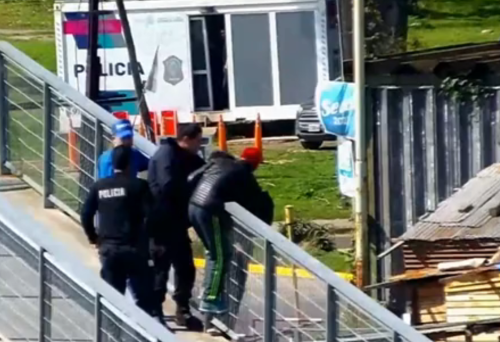 Un hombre intentó quitarse la vida tirándose desde un puente en Ensenada: efectivos policiales lo rescataron