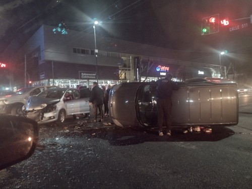 Impactante choque en Camino Centenario: un auto colisionó contra una camioneta que terminó volcando