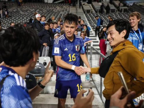 Filmaron cuando un jugador de Japón conoció a su familia platense y se hizo viral: “Me encantaría tenerlo con la albiceleste”