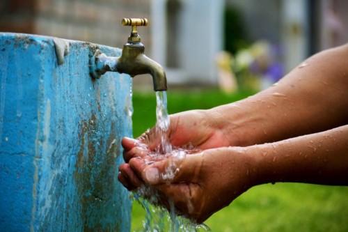 Vecinos de Gonnet reclaman por el mal servicio de agua potable