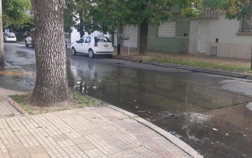 Vecinos de 18 y 62 denuncian que una pérdida de agua "convirtió la calle en una laguna"