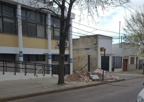 Vecinos de Barrio Hipódromo reclaman por una montaña de basura frente al Hospital Rossi