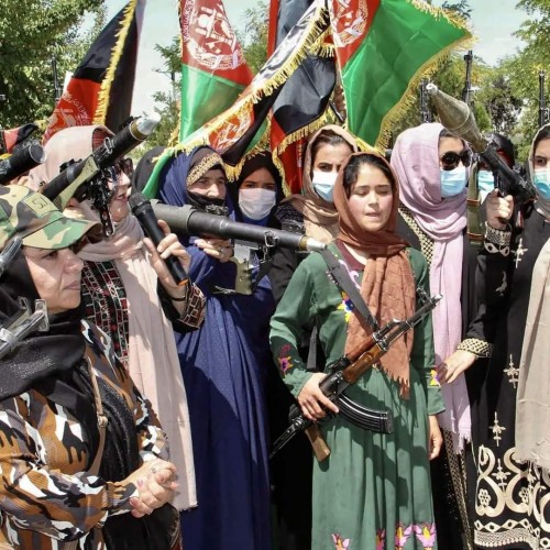 Histórico: miles de mujeres protestan en las calles contra el régimen talibán en Afganistán