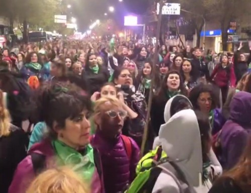En una histórica movilización más de 200 mil mujeres marcharon en La Plata