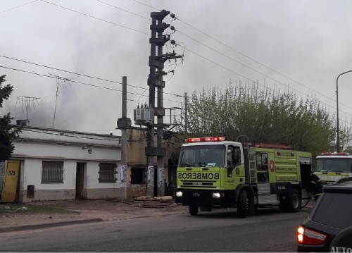 Un voraz incendio destruyó un local de electrodomésticos de Olmos pero no hubo heridos