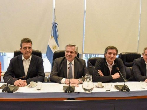 Con la presencia de Alberto Fernández, el peronismo sella la unidad en Diputados y oficializa a Máximo Kirchner como presidente del bloque