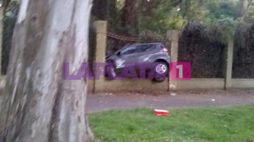 Impactante: Un auto quedó incrustado en el alambrado del ex Zoológico de La Plata