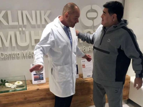 El doctor Mühlberger se jactó de haberle alargado el pene a Maradona