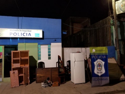 El Palihue: tras allanamiento policial, recuperaron una heladera, muebles, relojes y 14 mil pesos