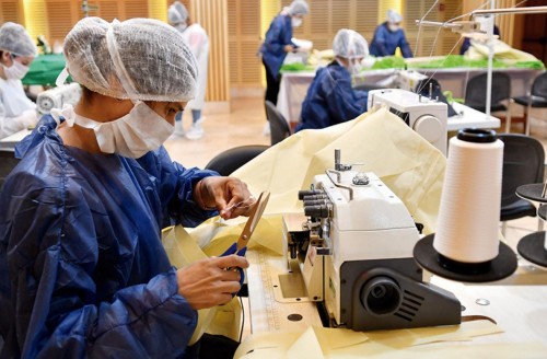 La fabricación de indumentaria, otra de las actividades que habilitaron en La Plata 