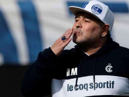 Ahora sí, es oficial: Maradona continúa como técnico del Lobo