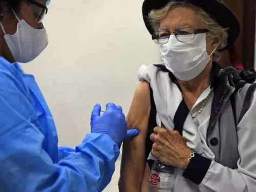 La vacuna contra el coronavirus de la Universidad de Oxford podría estar disponible a partir de octubre