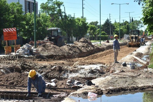Shock de obra pública en La Plata: $450 millones para asfaltar calles en los barrios vulnerables