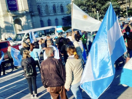 Manifestación opositora en La Plata y en otros puntos del país