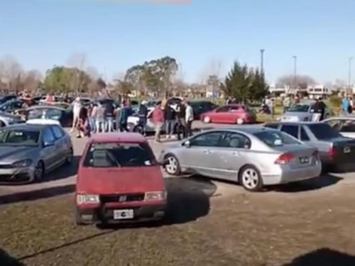 En La Plata hacen lo que quieren: cientos de autos en circunvalación y &quot;gente tomando de la jarra loca&quot; sin respetar nada