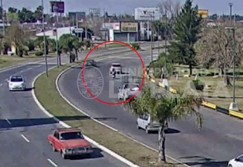 Terrible accidente en Camino Centenario y 516: el motociclista cayó directo al asfalto y fue internado