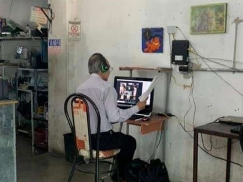México: la historia de la foto del profesor que da clases desde un cibercafé