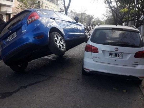 Insólito choque en La Plata: un auto terminó arriba del otro