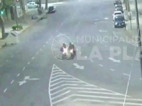 Video: el choque de dos motociclistas que circulaban por Plaza Moreno