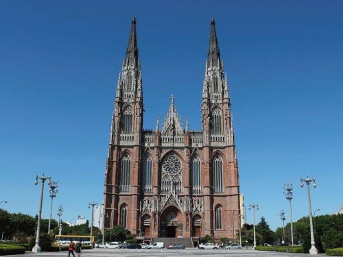 Se conoció el protocolo presentado por el Arzobispo Victor Fernández para dar misas en La Plata