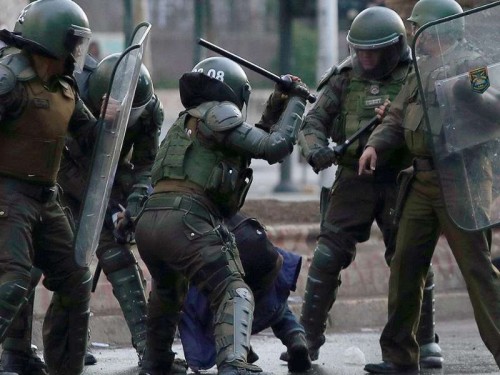 Represión en Chile: un joven de 16 años fue lanzado al río por los Carabineros