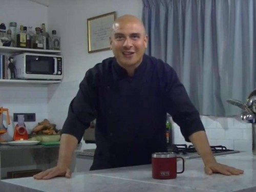 El chef platense Martín Pietromónaco te enseña a hacer bife de chorizo con papas rústicas y salsa criolla