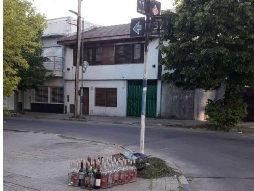 11 y 37: la esquina de La Plata que todas las semanas amanece con cientos de botellas de vino y vodka