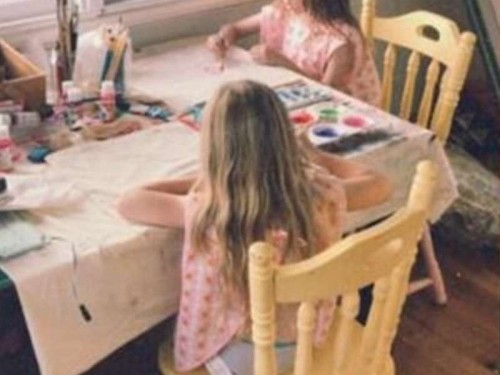 Una nena australiana de 5 años pinta repasadores de cocina para pagar el tratamiento contra el cáncer de su papá