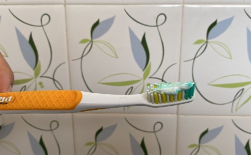 Una platense compró un dentífrico, lo puso en el cepillo y cuando se lavó se le pegaron los dientes: “Ahí te das cuenta que…”