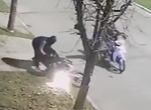 Dos delincuentes atacaron a un hombre en La Plata para robarle la moto