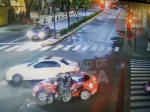 Un motociclista sin casco cruzó el semáforo en rojo y provocó un accidente en La Plata