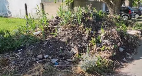 Conviven con una montaña de escombro y basura: nadie se hace cargo