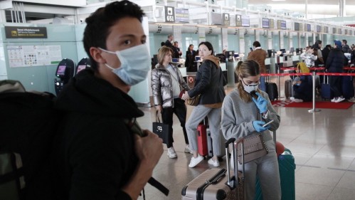 Varios países comenzarán a exigirle los test anticovid a los turistas que lleguen desde China