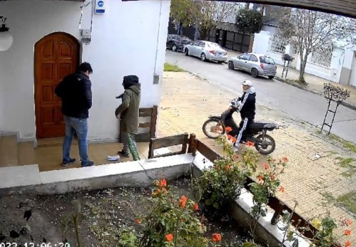 Así actuó una pareja de motochorros que robó en dos ocasiones en un barrio de La Plata