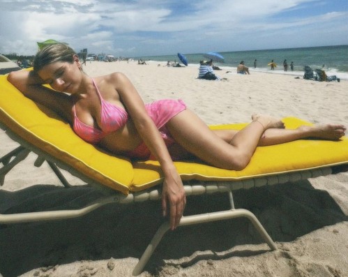 Laurita Fernández posó en bikini en las playas de Miami y encendió las redes