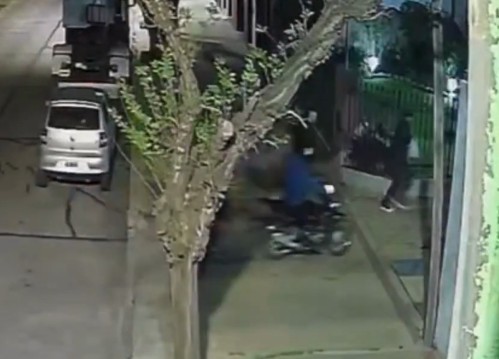 Así actuaron dos motochorros armados que atacaron a un joven en La Plata: lo interceptaron cuando caminaba por la vereda