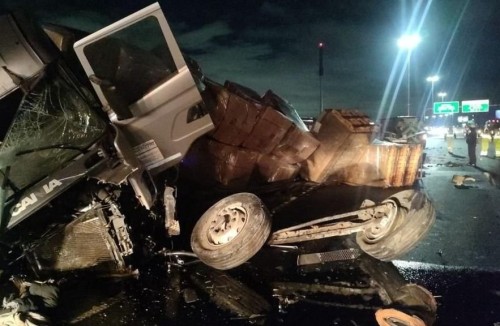 Impactante accidente en la Autopista Buenos Aires - La Plata: tres vehículos involucrados