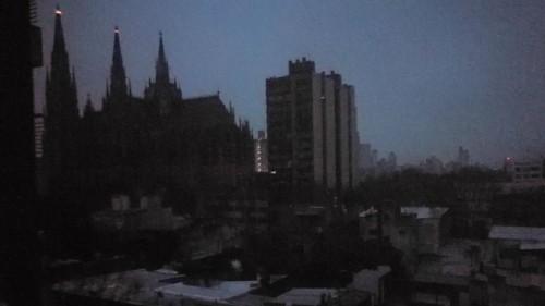 "Otra vez sin luz": vecinos reportaron apagones en diversas zonas de la ciudad